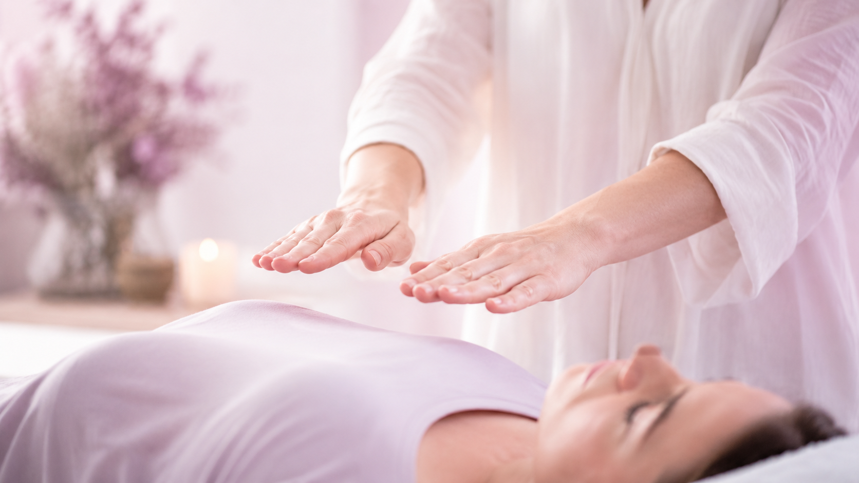 Séance de Reiki, mains positionnées au-dessus d'une personne allongée